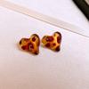 Pendientes de leopardo con diseño de resina europea y americana con aguja de plata, pendientes vintage de alta gama, pendientes de viento Maillard con personalidad, venta al por mayor para mujer
