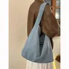 Bolsa de mezclilla y lona casual de gran capacidad estilo coreano para otoño e invierno, nueva bolsa de hombro de nicho para commuting, bolsa de mano versátil para debajo del brazo