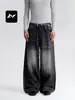 Jeans elegantes y casuales de pierna recta y pierna ancha en un rico lavado negro-gris vintage, diseñados tanto para hombres como para mujeres, con un corte holgado y un acabado desgastado y resistente.