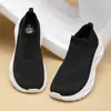 Nuevos zapatos casuales sin cordones con malla transpirable y una suela perforada, ligera y antideslizante, perfectos para el uso diario y el deporte.