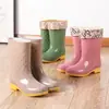 Botas de lluvia transparentes de gel moda zapatos impermeables engrosados botas de lluvia altas para adultos Zapatos de goma de trabajo para mujer cubrezapatos antideslizantes para cocina
