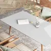 Tapete de mesa de couro liso, adicionando um toque de elegância à sua mesa de jantar ou escrivaninha. É resistente a manchas, à água, ao óleo, ao calor e fornece isolamento. Adequado para mesas de jantar e escrivaninhas de estudante