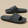 Chinelos de casa super macios e confortáveis para mulheres no verão, sandálias EVA simples para banheiro interno com solas macias para homens