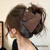 Exquisita pinza de tiburón que hace que el cabello luzca más voluminoso, pinza de pelo a cuadros versátil de lujo ligero para mujer, elegante pinza de garra triangular estilo coreano, pinza de pelo retro