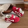Tênis casuais leves com velcro para meninas 2026 novo estilo primavera e outono tênis de treino respiráveis para meninos sapatos únicos para jardim de infância