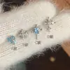 Pendientes Exquisitos de Cruz Completa de Diamante Azul en Aleación de Titanio para Mujer, Adecuados para Perforación de Oreja, Clavos de Moda Versátiles, Accesorios para Oreja Súper Brillantes