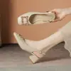 Novos Scarpins Quadrados de Salto Alto para o Verão 2026, Sandálias Fechadas que Aumentam a Altura para Mulheres Baixas, Adequadas para Usar com Vestidos, com Fivela Quadrada de Strass