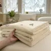 Colcha de verano de seda fresca, colcha de verano de seda helada para uso individual o doble, adecuada para dormitorios de estudiantes, lavable a máquina, colcha fina para aire acondicionado