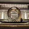Escultura circular personalizada de acero inoxidable, cinta abstracta de metal espejo, forma de espiral irregular, pieza decorativa para oficinas de ventas inmobiliarias, fuentes y jardines