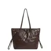 Bolsa Tote de Mão Popular da Moda Deste Ano Bolsa Feminina 2025 Inverno Nova Bolsa de Ombro Leve de Luxo com Relevo Bolsa de Axila para o Dia a Dia