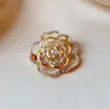 Broche Personalizado Novo Estilo 2026 com Toque de Luxo para Mulheres, Broche de Design de Nicho Levemente Luxuoso, Acessório de Roupa, Broche de Borboleta Floral