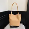 Bolso de mano grande para mujer con textura tejida, bolso de hombro moderno, nuevo bolso tipo cubo liso de verano para el trabajo