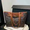 Bolsa tote de design de nicho moderna europeia e americana para mulheres, nova bolsa de ombro de grande capacidade 2026, bolsa casual de axila