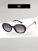 Novos óculos de sol americanos retrô de armação pequena oval com design torcido inspirado na Chanel, oferecendo um visual de luxo leve e elegante, adequados para viagens de carro à beira-mar e uso versátil