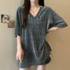 Camiseta Elegante Plus Size com Fenda e Decote V de Manga Curta para Mulheres, Novo Estilo Verão 2026, Caimento Solto, Emagrecimento, Cobre Gordura Corporal, para Mulheres Plus Size