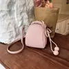 Bolso de mano de color liso muy elegante estilo coreano, nuevo bolso cuadrado pequeño casual estilo coreano de verano 2026, bolso de hombro y cruzado de ins