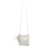 Nuevo bolso de cordón de lunares color crema para principios de otoño de 2026 con un ambiente relajado y elegante, bolso cruzado de un solo hombro a la moda, bolso artístico de nicho
