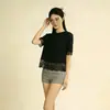 Camiseta Top Negra de Manga Corta con Encaje Empalmado Personalizada para Mujer, Cuello Redondo, Corte Holgado, Estilo Corto, Elegante Camisa para Capas Interiores