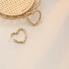 Pendientes Románticos de Nuevo Estilo Corazón Hueco con Diamantes Dorados y Plateados para Mujer, Frescos y Versátiles, Diseño Elegante, en Stock para Entrega Rápida, Suministro Transfronterizo