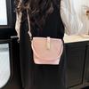 Bolso Tote de Cubo con Empalme de Color Contrastante Popular de Este Año 2025 Nuevo Bolso de Mano al Hombro Bolso Cruzado Versátil de Alta Gama