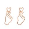 Versión coreana de red roja con el mismo estilo aretes mujeres que el gesto de corazón creativo marea pequeño mano corazón aretes conjunto aretes al por mayor