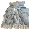 Juego de ropa de cama de cuatro piezas de grado A, seguro para bebés, con estampado floral pequeño, de terciopelo de leche, engrosado para invierno, estilo coreano con borde de encaje, un cálido juego de tres piezas para niñas jóvenes