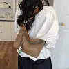 Bolsa de Tecido Vazada para Mulheres 2026 Nova Bolsa de Ombro e Axila de Grande Capacidade Bolsa Tote Versátil para Trabalho e Férias na Praia