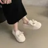 Sapatos femininos peludos 2026 estilo coreano novo de inverno para exterior, mocassins slip-on de sola macia com forro de pelúcia e design de laço fofo