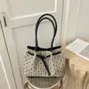 Elegante y moderno bolso tote de gran capacidad para mujer, nueva colección 2026, bolso de hombro de lunares a la moda, adecuado para ir al trabajo y el uso diario