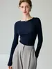 Nuevo suéter de punto fino de imitación de lana pura para mujer, estilo minimalista de primavera, cuello de una línea, jersey de punto fino ajustado, prendas de punto finas para interior que estilizan.