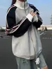 Sudadera a rayas con bloques de color estilo americano y cuello alto para hombre, chaqueta cárdigan deportiva de otoño e invierno con un elegante diseño estilo universitario