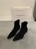 Botas brancas de tornozelo estilo francês para mulheres, nova coleção outono/inverno 2026, bico fino, elásticas, de caimento justo, versáteis e valorizam o corpo, semelhantes às botas Martin
