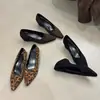 Zapatos de tacón grueso con estampado de leopardo, estilo retro coreano, de punta fina y escotados, para mujer, nueva moda otoño/invierno 2026, para ir al trabajo