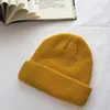 Nuevo sombrero de lana de otoño e invierno para hombre, sombrero de propietario moderno, sombrero yuppie de moda, sombrero de punto de color liso tipo piel de melón para mujer