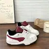 Estilo college branco e cinza mais vendido sapatos brancos 2026 Primavera/Verão sapatos de pão femininos sapatos esportivos versáteis casuais student skate shoes