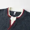 Novedad Otoño/Invierno 2026: Suéter de Bloques de Color con Cuello Redondo para Hombre, Cómodo y Versátil, Cuello en V Pequeño, Estilo High Street Americano, Top Casual para Hombre
