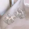 Brincos em Formato de Coração com Design de Franja Metálica Vazada de Luxo Leve, Brincos de Tarraxa com Design de Nicho para Estilo de Férias de Verão