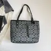 Bolso de hombro tipo tote para el día a día con textura impresa retro, moda europea y americana, nuevo estilo 2026 para mujer, bolso de moda de gran capacidad