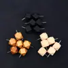 Chinchetas de madera de cuatro colores mezclados creativas en un tubo con clip para oficina, pintura, arte y fijar fotos