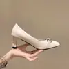 Zapatos de mujer versátiles estilo francés retro de moda, celebridad de internet, nuevo modelo otoño 2026, punta fina poco profunda, tacón de aguja alto, zapatos de trabajo