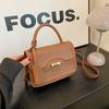 Bolsa pequena portátil de textura simples estilo ocidental nova primavera 2024 bolsa de ombro mensageiro para o trabalho lazer retrô bolsa feminina