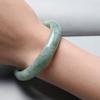 Atacado do Fabricante Pulseira de Barra Plana Verde Profundo Guizhou para Mulheres, Cor Jadeíta Verde Claro com Flores Flutuantes, Pulseira de Jade Redonda de Largura Média