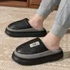 Pantuflas de algodón impermeables de cuero para hombre, nuevo modelo de invierno 2026, para uso en casa, de suela gruesa, cómodas, forradas de felpa, cálidas, antideslizantes de algodón para mujer