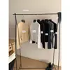 Aqui está uma base de camisa longa minimalista estilo coreano, doce, com acabamento na linha dos ombros, cintura marcada para um efeito emagrecedor e gola ligeiramente alta, 66980