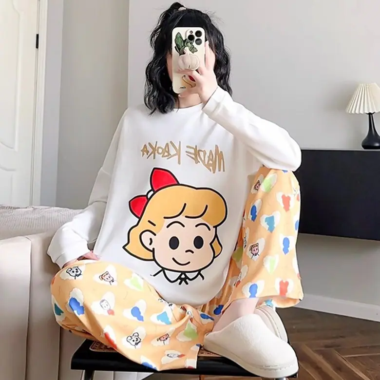 白色黄毛女孩双长
