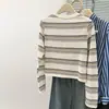 Foto real de camiseta de manga larga a rayas de bloques de color estilo coreano para mujer, adecuada para primavera y otoño, versión coreana, corte holgado, top corto básico