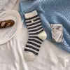 Calcetines de Raya con Botones Estilo Coreano Nuevos 2026 para Mujer, Calcetines Ligeros Holgados, Versátiles para Primavera y Otoño, Calcetines de Moda Ins
