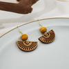 Pendientes de abanico hueco retro de estilo chino con aguja de plata, color marrón, diseño de nicho, de madera, estilo étnico.