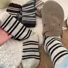 Meias de algodão para outono e inverno, meias listradas para mulheres, meias de cano médio, espessadas e forradas com fleece, listras verticais, estilo japonês, esportivas, meias longas confortáveis para o inverno