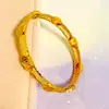 Pulsera Hueca con Cierre de Patrón de la Gran Muralla Estilo Joyería Chapada en Oro para Mujer, Accesorio de Pulsera de Imitación de Oro de Gama Alta Nicho
